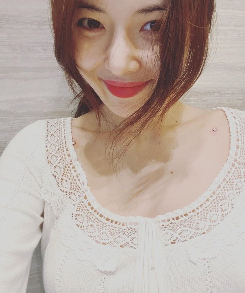 金泫雅晒自己锁骨钉，配纹身风格百变，不过胸口发红看着都觉得痛