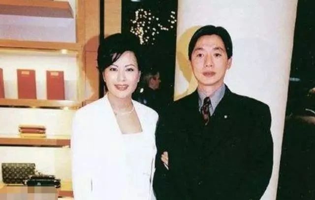 一婚嫁给作词才子,二婚嫁给豪门富二代,如今56岁的她很幸福