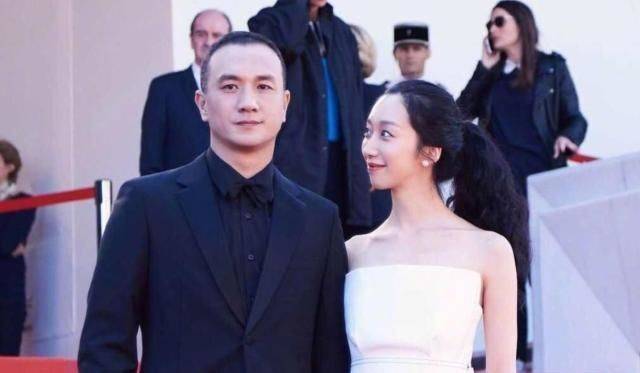 曾与徐静蕾同居5年,和周迅绯闻不断,最后却娶了个女导演