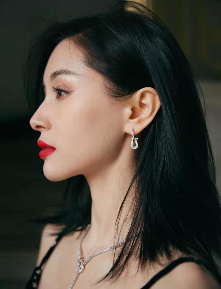 王子文一袭黑色吊带长裙太优雅，瘦小的她至少显高十公分