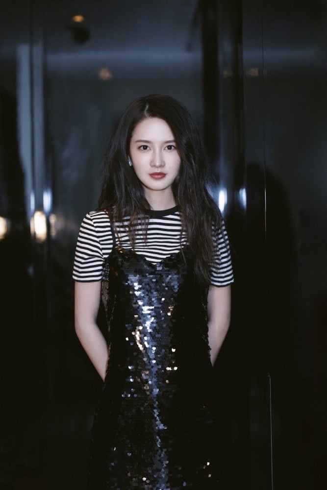 美女李沁穿T恤亮片裙,美成人鱼公主太好看了