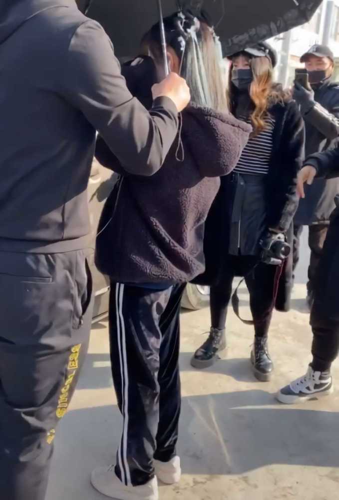 鞠婧祎穿黑色长裙样式高挑,比例优雅