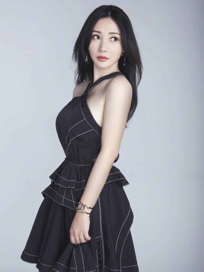 有种清纯叫柳岩穿“肚兜裙”,和以往判若两人,宅男却更爱了!