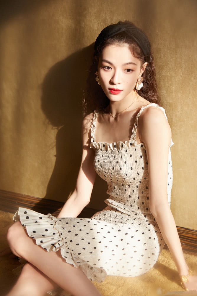 钟楚曦出席活动穿白色系带裙,搭配大耳环飘逸灵动