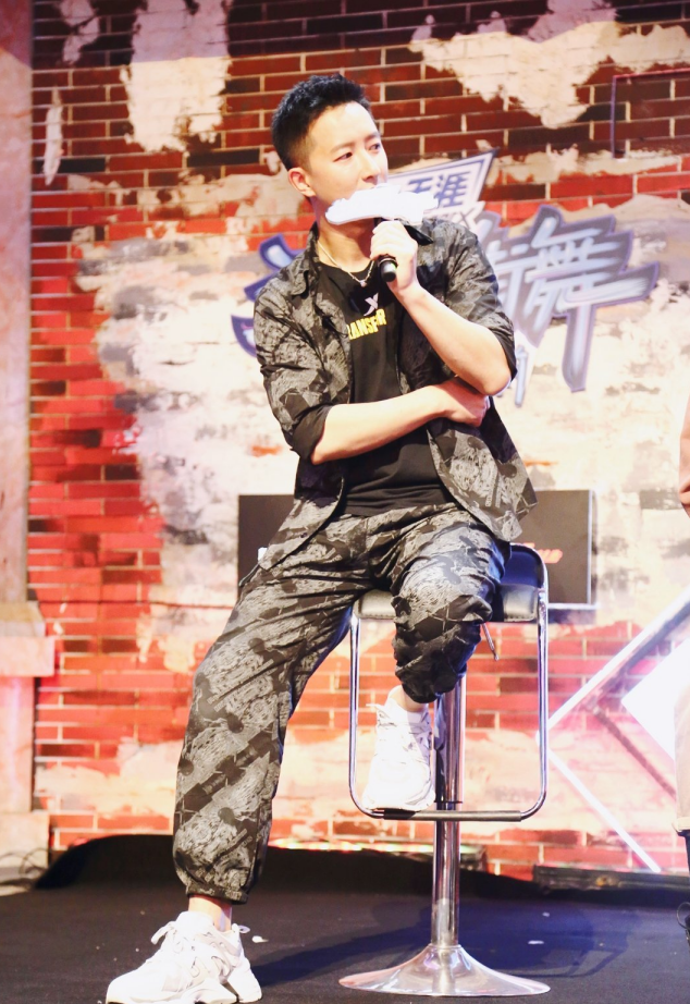 时尚达人告诉你“老爹鞋”怎么穿不显腿粗,还很洋气,00后必学