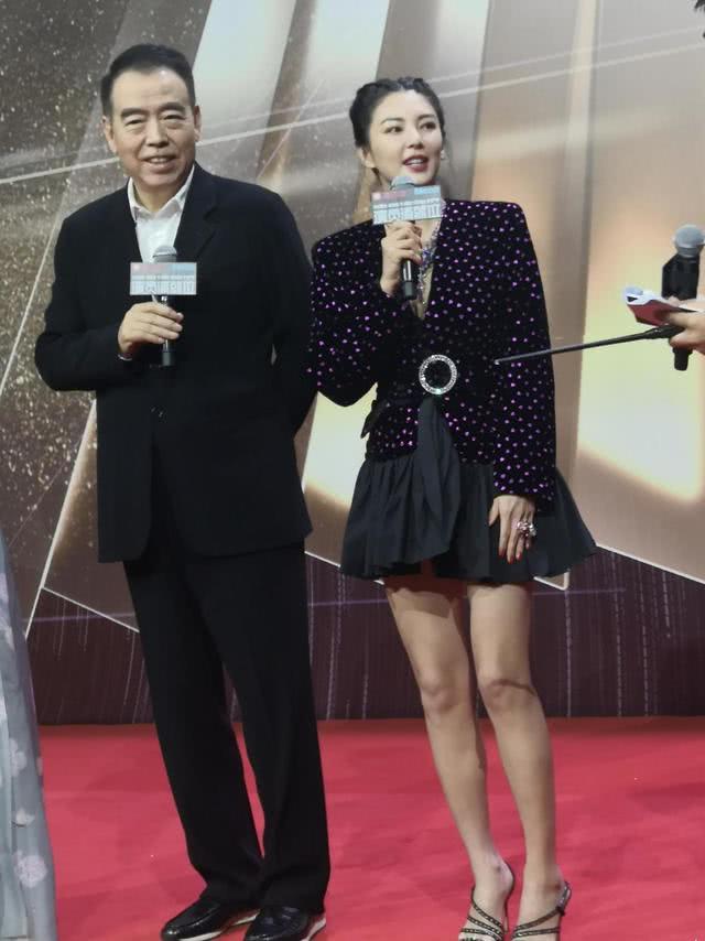 张雨绮穿西装内搭吊带连衣裙亮相,气质真惊艳