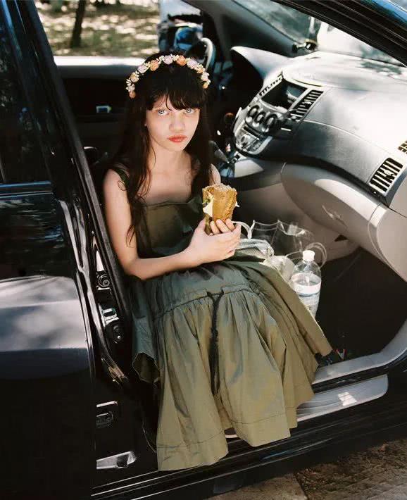 9岁乌克兰女孩长了一副扁平鼻梁,打破刻板审美成为了封面女郎?