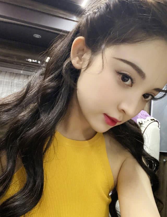 娜扎跨年不登台也得抢镜，穿鹅黄背心配牛仔裤自拍，前门大玩错位