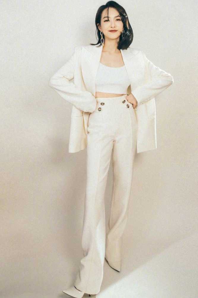 宋茜白色西装穿出了时髦干练,如今32岁美的像18岁