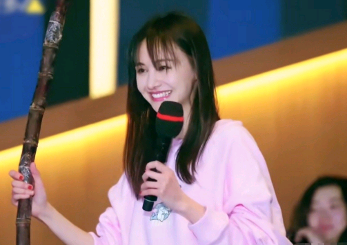 有一种“甘蔗手腕”叫郑爽，当她手拿甘蔗，全网女粉酸成柠檬精