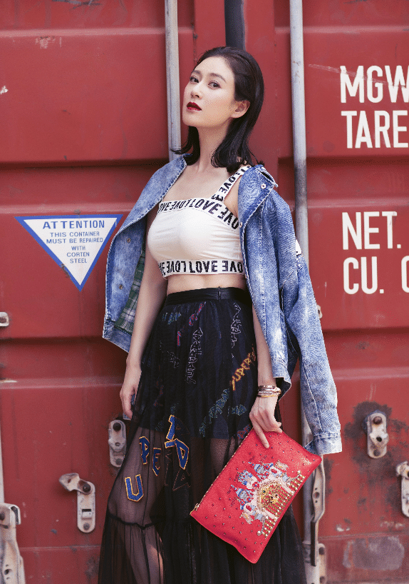 庆余年的柳姨娘太大胆,“真空”穿西装性感迷人,直男也顶不住