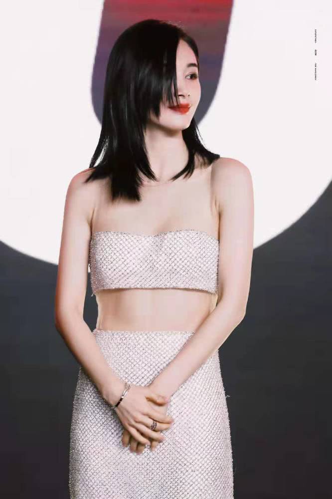 王子文鱼鳞套装裙太性感，换披肩长发配大红唇气场全开