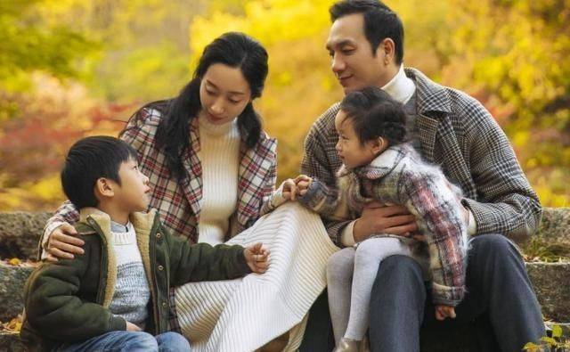 曾与徐静蕾同居5年,和周迅绯闻不断,最后却娶了个女导演