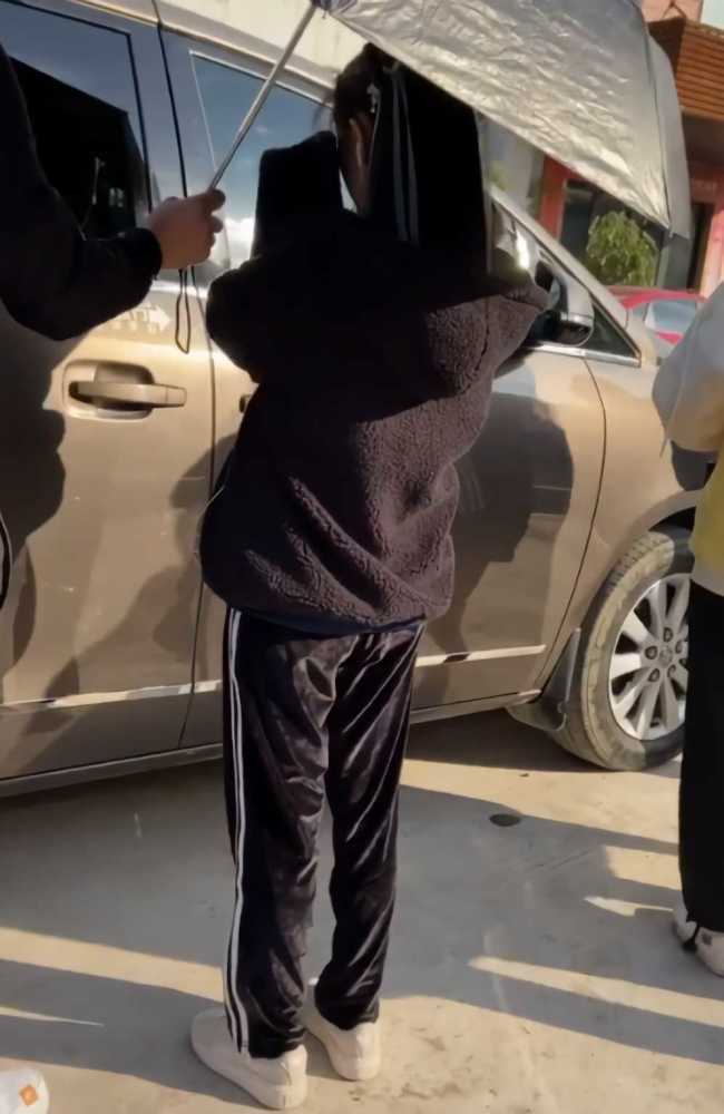 鞠婧祎穿黑色长裙样式高挑,比例优雅