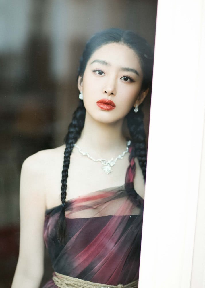 杨采钰穿露肩轻纱裙扎俩麻花辫，减龄似少女