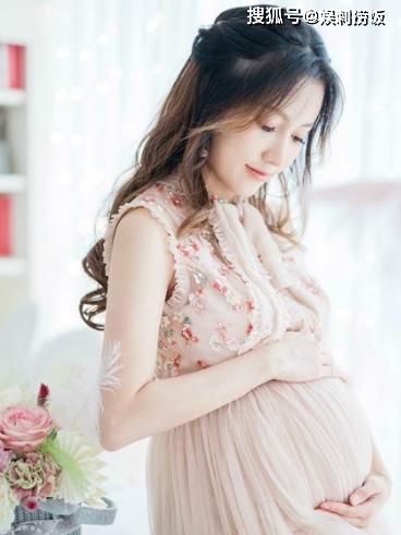 英皇太子爷杨政龙女友宣布诞下女儿，女方虽曾离异但嫁入豪门在即