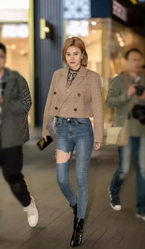 国内美女街拍：穿紧身牛仔裤搭配短靴，一气呵成的流畅线条太好看