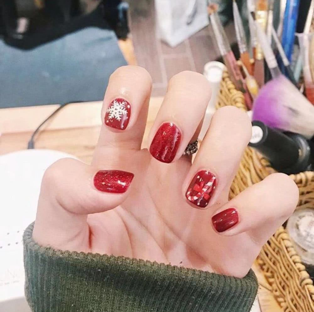 最适合今年冬季做的雪花美甲，你不想试试吗？