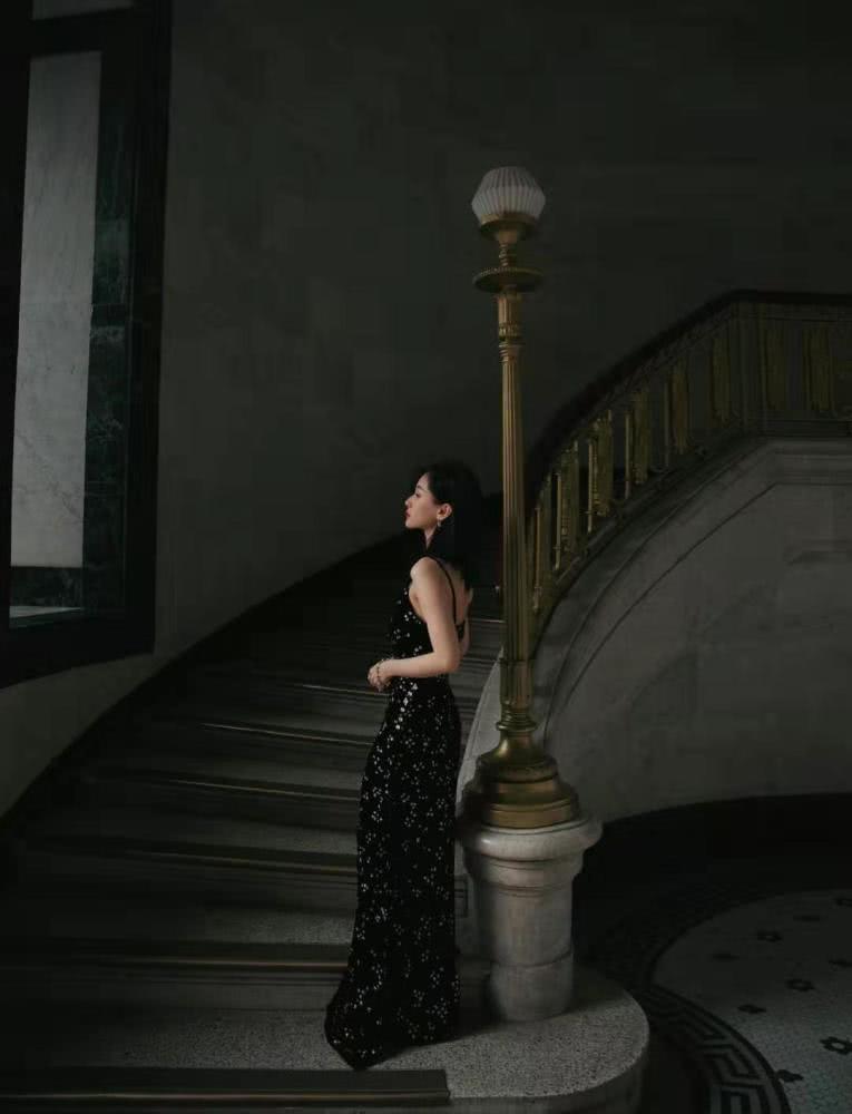 王子文一袭黑色吊带长裙太优雅，瘦小的她至少显高十公分