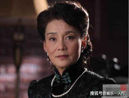 刘涛10年前和潘虹合影,有谁看到背后的她?今早已成大咖