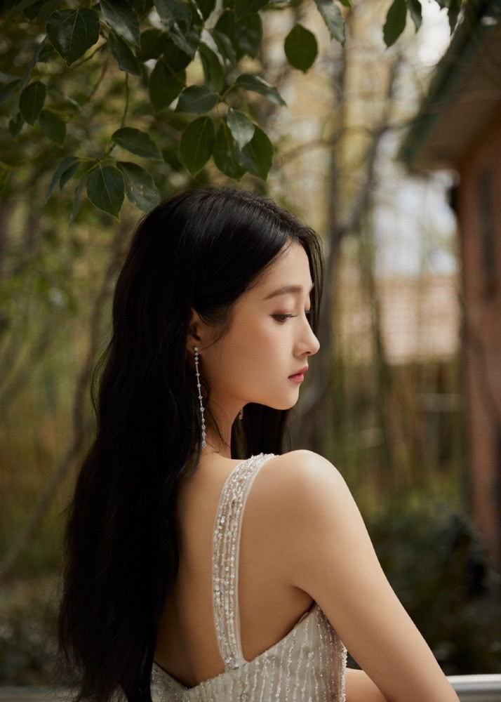 关晓彤穿背带亮片轻纱礼服出席活动,配微卷长发尽显优雅女人味