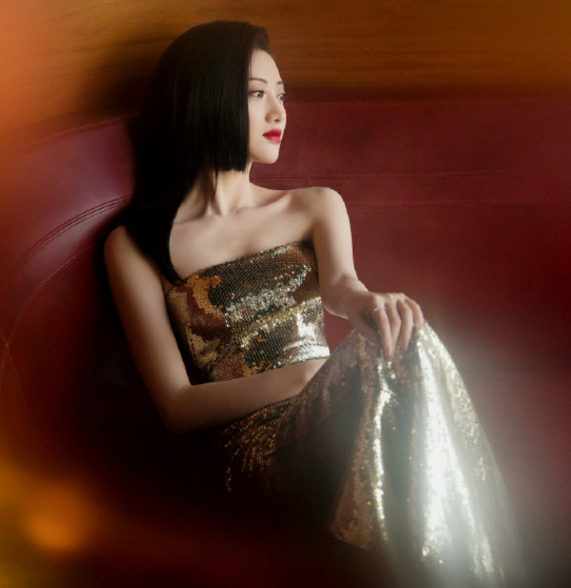 景甜日渐发福，在她穿起“黄金裙”后，真不愧是人间富贵花