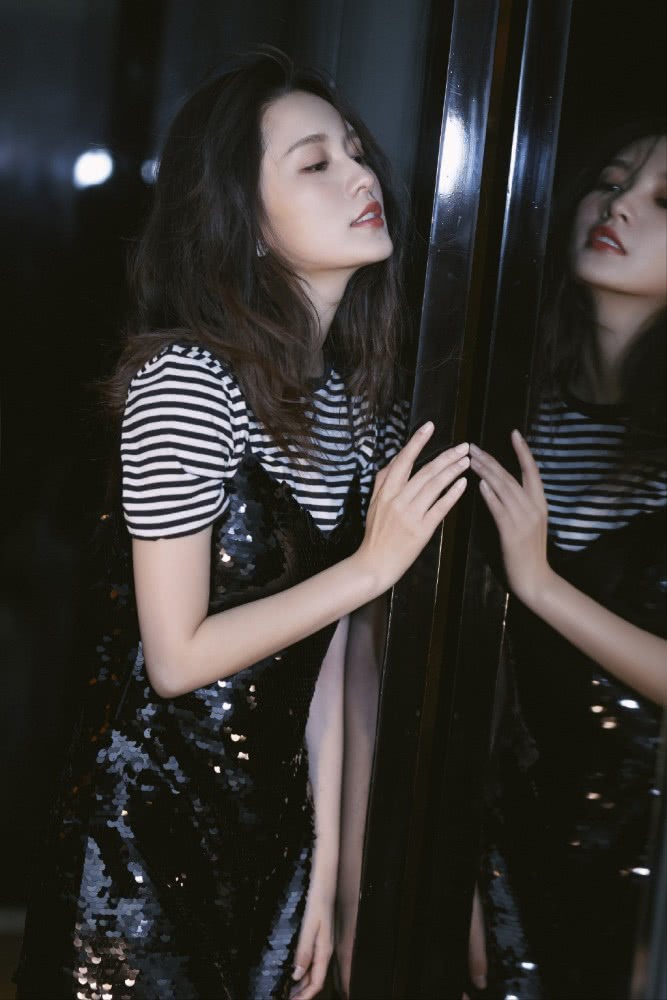 美女李沁穿T恤亮片裙,美成人鱼公主太好看了
