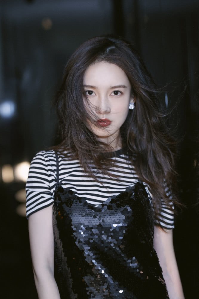 美女李沁穿T恤亮片裙,美成人鱼公主太好看了