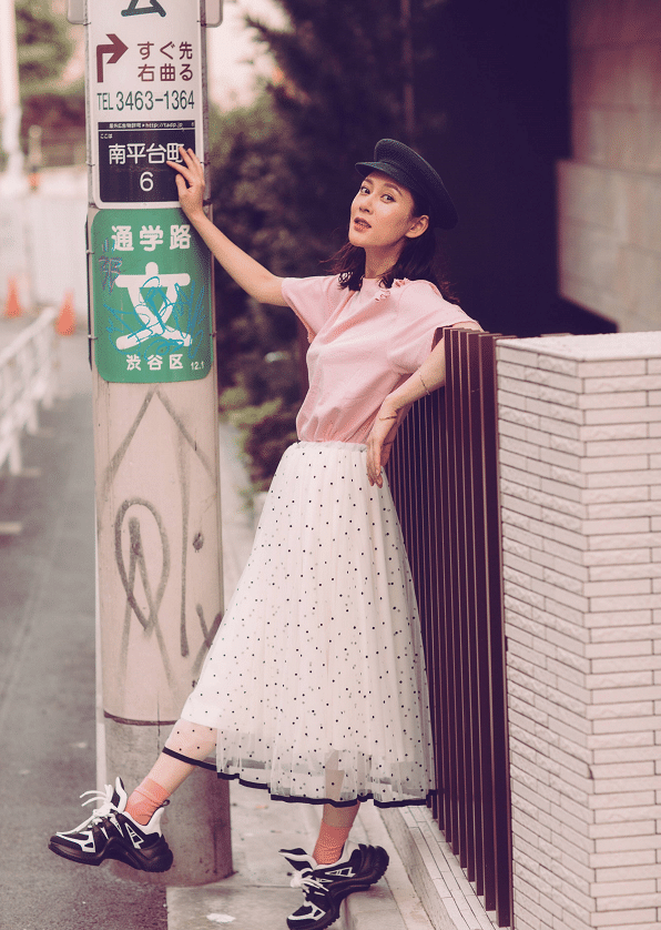 庆余年的柳姨娘太大胆,“真空”穿西装性感迷人,直男也顶不住