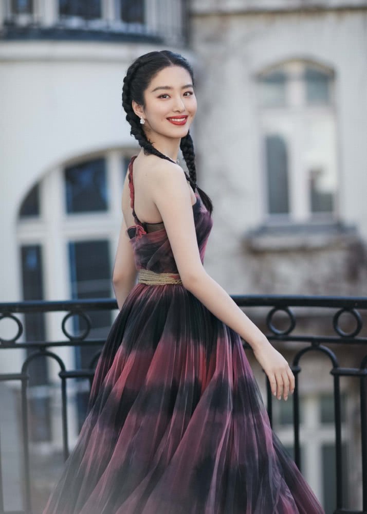 杨采钰穿露肩轻纱裙扎俩麻花辫，减龄似少女