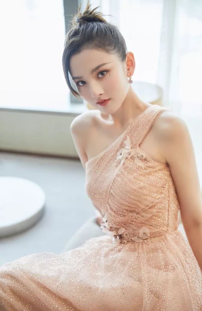 宋祖儿越来越性感,衣服吊带只穿半边,抹胸露背一片薄纱就搞定