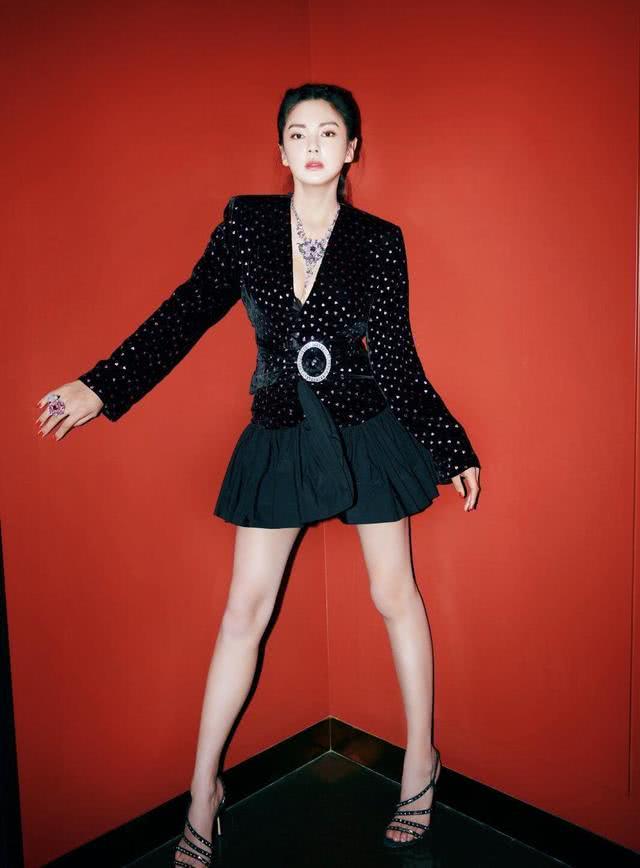 张雨绮穿西装内搭吊带连衣裙亮相,气质真惊艳