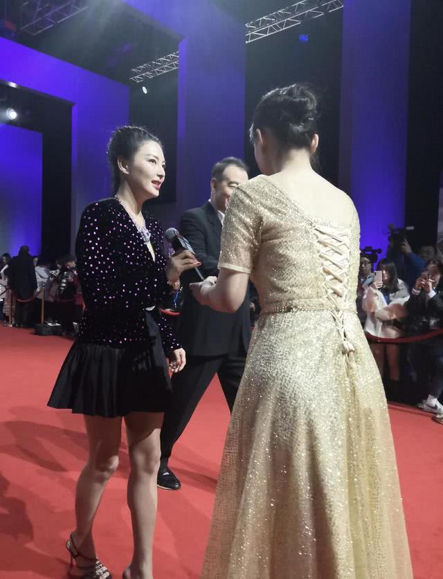 张雨绮穿西装内搭吊带连衣裙亮相,气质真惊艳