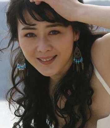 她是黄磊同学,24岁成影后,嫁导演被家暴,二婚嫁运动员