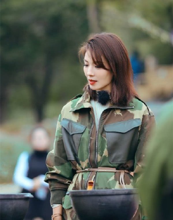 刘涛把硬汉迷彩穿出时尚感,军旅风LOOK又美又飒