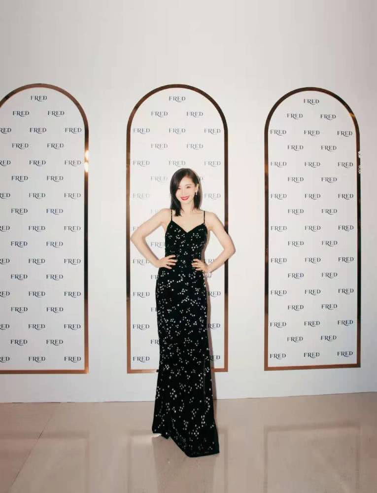 王子文一袭黑色吊带长裙太优雅，瘦小的她至少显高十公分