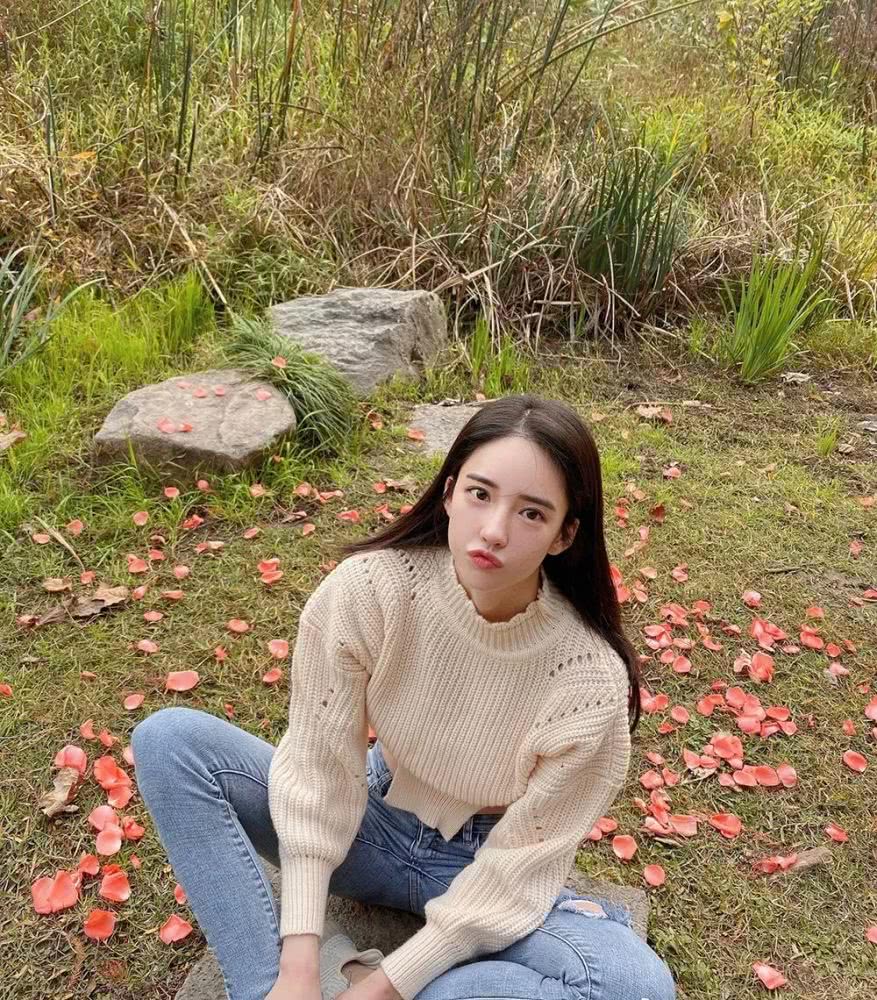 萧亚轩撞上韩国网红，潘南奎化淡妆气质赶超萧亚轩，这10亿花得值