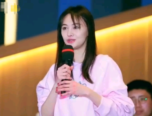 有一种“甘蔗手腕”叫郑爽，当她手拿甘蔗，全网女粉酸成柠檬精