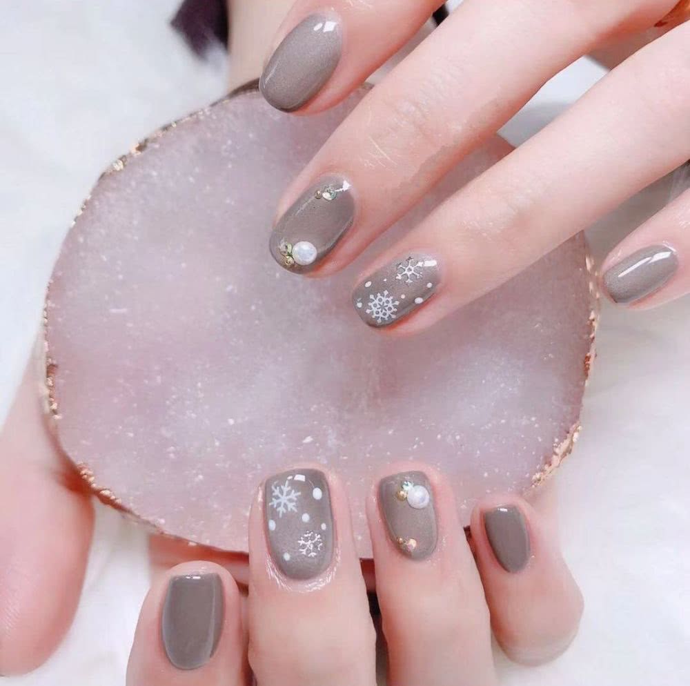 最适合今年冬季做的雪花美甲，你不想试试吗？