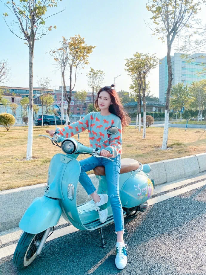 李沁真乃人间绝色,“少女脸”轻松切换“熟女脸”,一抹红唇就搞定