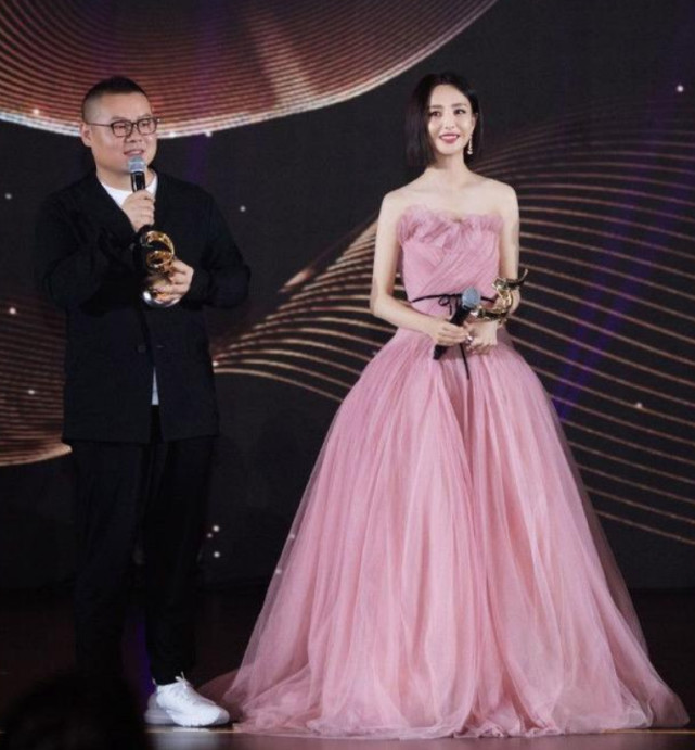 35岁佟丽娅近照老成这样，皮肤松弛疲态尽显，化浓妆也藏不住！