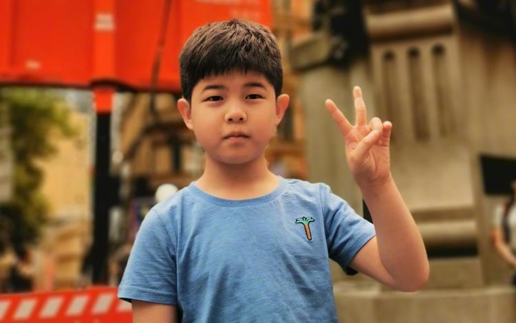 沙溢晒儿子近照，拍照手势老父亲看不懂，评论区都说安吉胖了