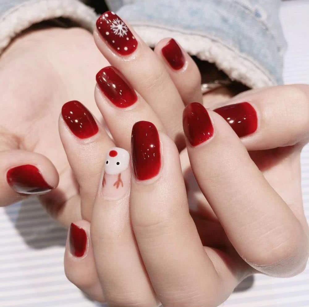 最适合今年冬季做的雪花美甲，你不想试试吗？