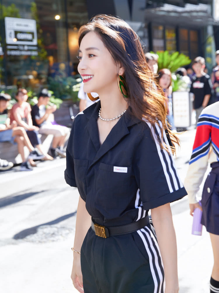 BABY和赵今麦,工装甜美风VS青春学院风,结了婚就是不一样!