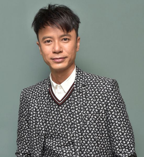 19岁获得港姐冠军,嫁天王后甘愿退圈,如今46岁风韵犹存