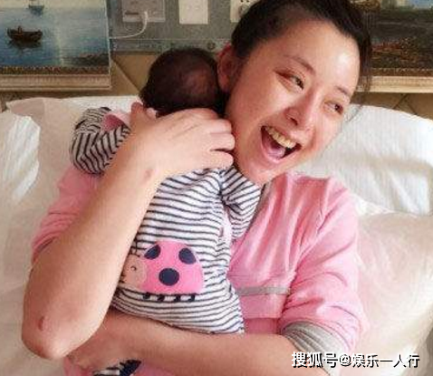 曾是“人囧”中的性感少妇,因为女儿的身高,被迪士尼列入黑名单