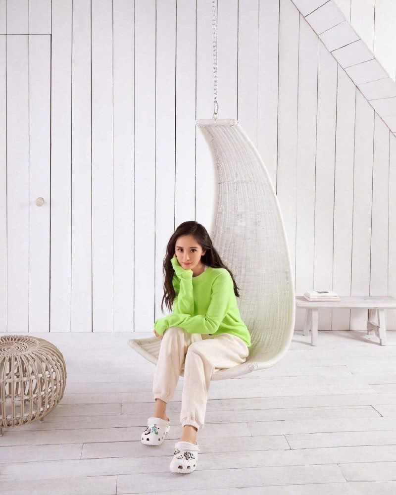 杨幂离婚后大胆挑战马卡龙色毛衣,意外很惊艳!