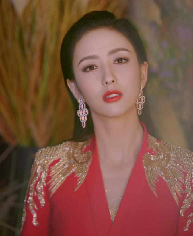 佟丽娅首挑春晚大梁,穿金丝礼服端庄大气,网友:陈思诚长点心吧