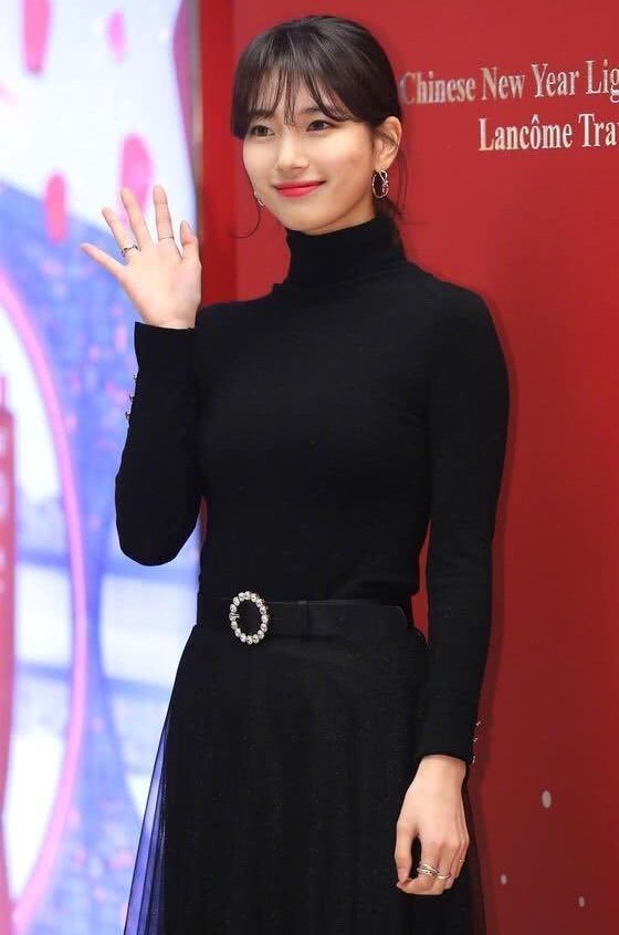 裴秀智减肥成功，一身黑造型出席活动，瘦下来的样子真好看