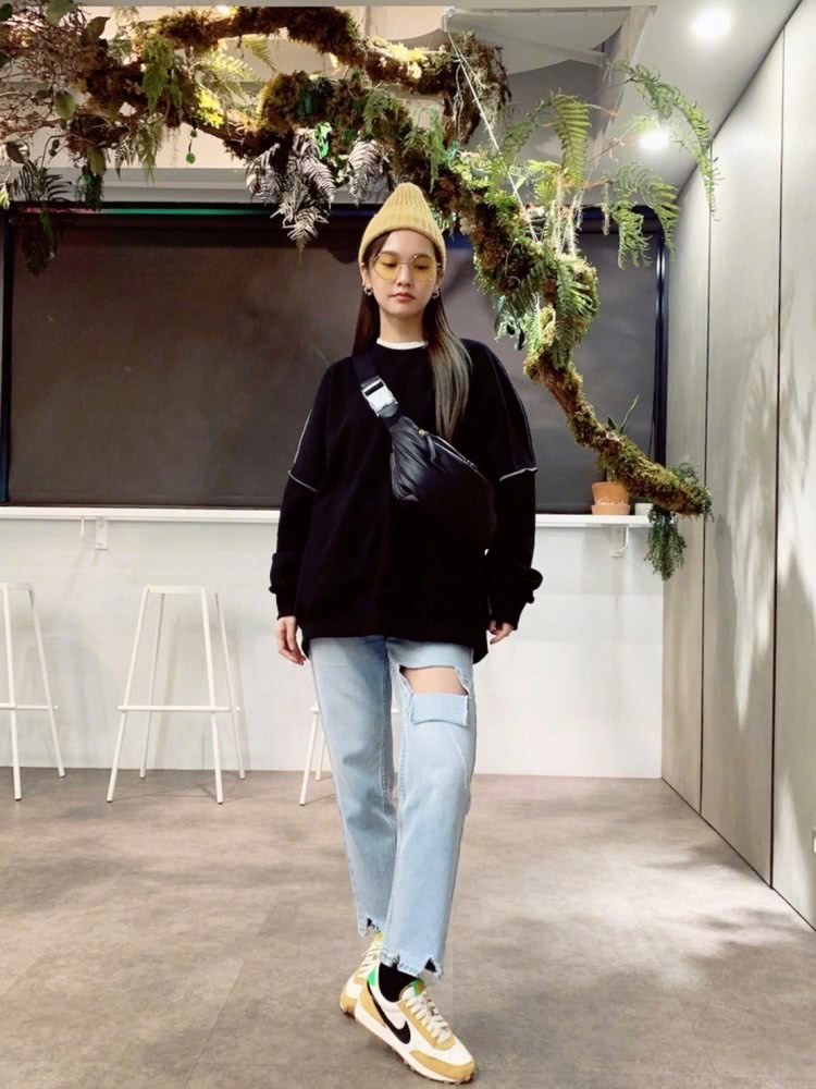 杨丞琳穿拼接牛仔外套配丸子头，35岁依旧是冻龄少女